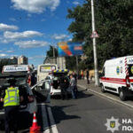 У Києві маршрутка врізалась у вантажівку: 12 постраждалих, серед них неповнолітня