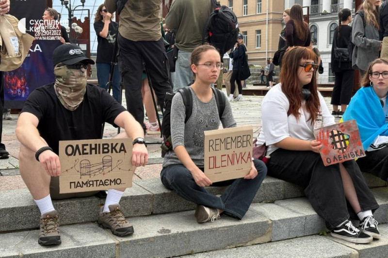 Роковини теракту в Оленівці: в Києві пройшла акція-нагадування про загиблих військовополонених
