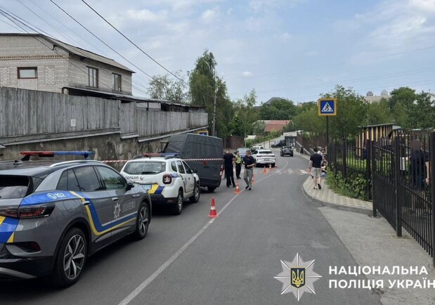 У Петропавлівській Борщагівці автомобіль без водія покотився і насмерть збив дитину 