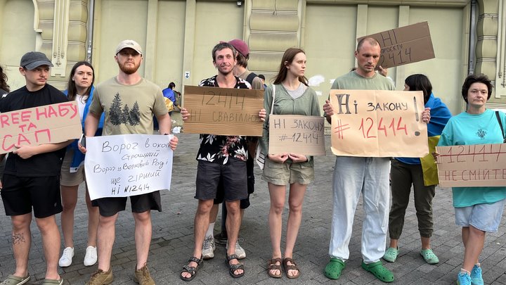 "Корупція аплодує": у Києві сотні людей зібралися на пікет через обмеження повноважень НАБУ І САП