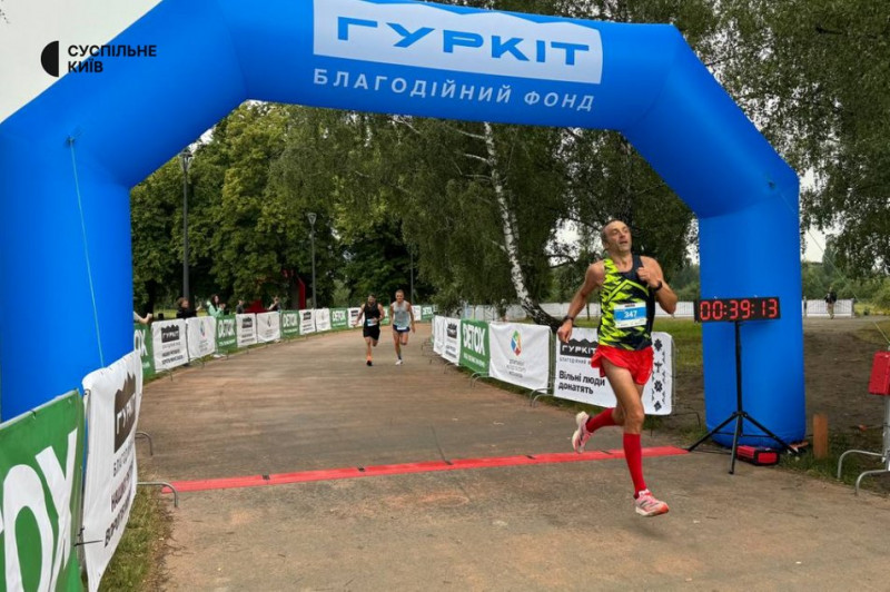 Збирають гроші на РЕБ для ЗСУ: у Києві відбувся благодійний забіг "Біжу за тих, хто в берцях"