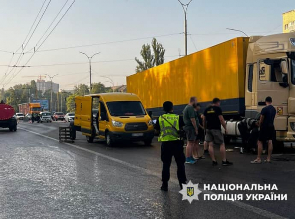 У столиці через обстріл перекрили низку вулиць, міський транспорт змінив маршрути руху
