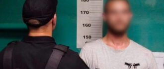 В Киеве мужчина пьяным на спор катался между вагонами метро