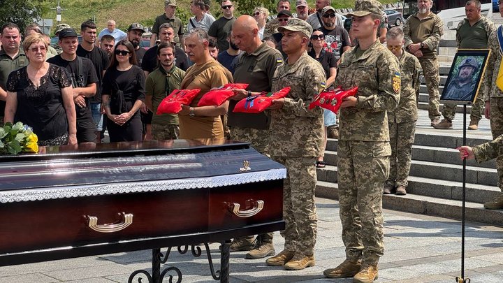 У Києві попрощалися з загиблим на війні лідером "Пласту" і засновником Самооборони Майдану Романом Орищенком
