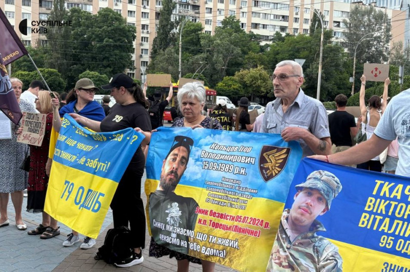"Все витримаю, але дочекаюсь": у Києві відбулася щонедільна акція на підтримку військовополонених та зниклих