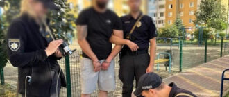 В Киеве мужчина стрелял по авто во дворе дома