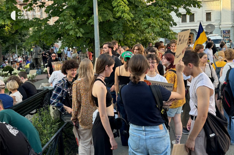 У центрі Києва люди третій день протестують через обмеження повноважень НАБУ І САП