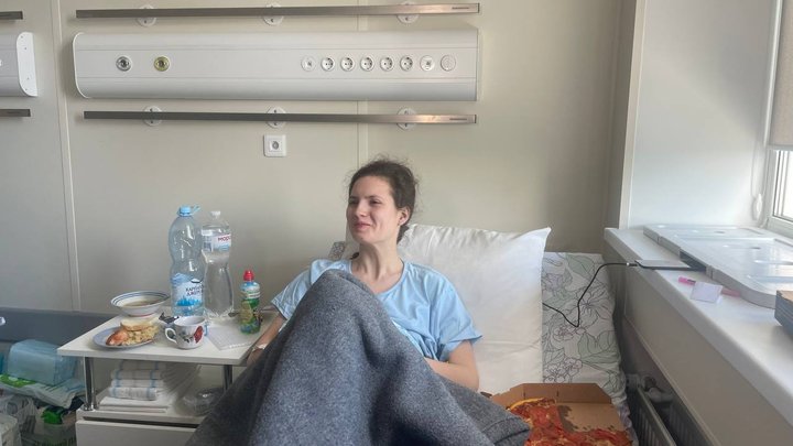 "Прокинулася на обломках внизу": під час атаки РФ на Київ дівчина вилетіла з 9 поверху і вижила