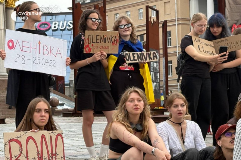 Роковини теракту в Оленівці: в Києві пройшла акція-нагадування про загиблих військовополонених