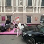 У центрі Києва авто влетіло в літню терасу: травмувалася людина