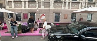 У центрі Києва авто влетіло в літню терасу: травмувалася людина