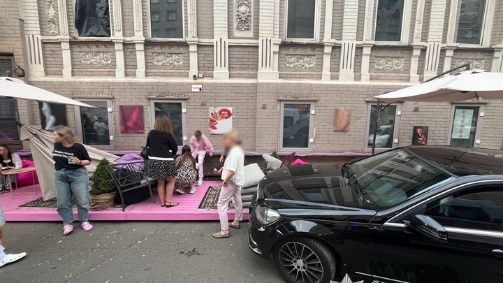 У центрі Києва авто влетіло в літню терасу: травмувалася людина