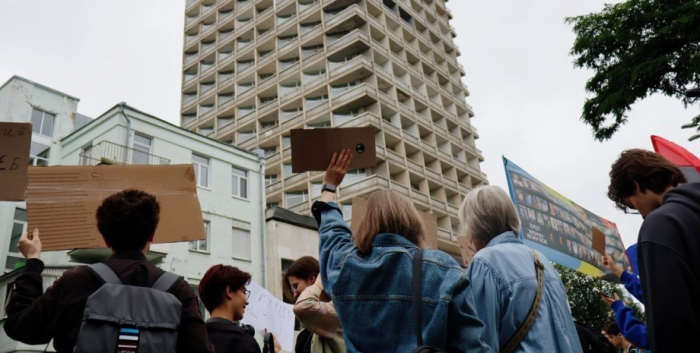 Десятки жителей столицы вышли утром на митинг в Киеве