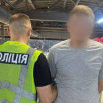 У Києві чоловік із ножем напав на відвідувача торговельного центру: постраждалий у лікарні