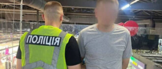 У Києві чоловік із ножем напав на відвідувача торговельного центру: постраждалий у лікарні