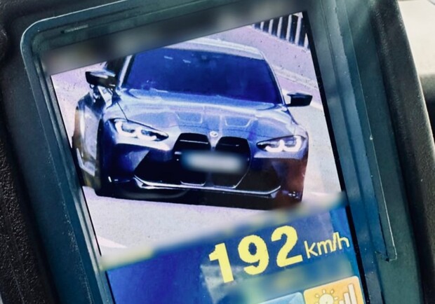 У Києві водій BMW мчав містом зі швидкістю майже 200 км/год: що йому загрожує. Автомобіль зупинили. фото: Поліція Києва