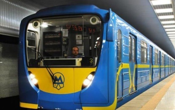 На "красной ветке" метро Киева ограничено движение поездов из-за пожара