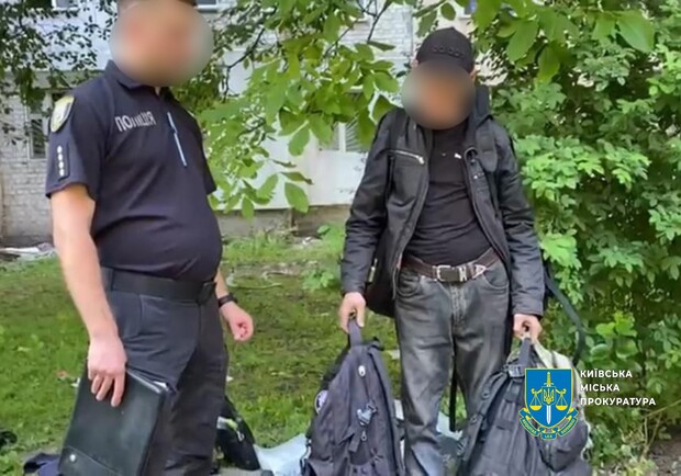 Украл вещи спасателя ГСЧС, пока тот ликвидировал последствия атаки РФ. Фото: Киевская городская прокуратура