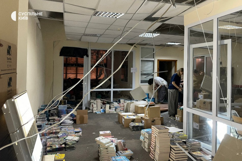 Волонтери прибирають пошкоджений склад PEN Ukraine, де зберігалися книжки для бібліотек