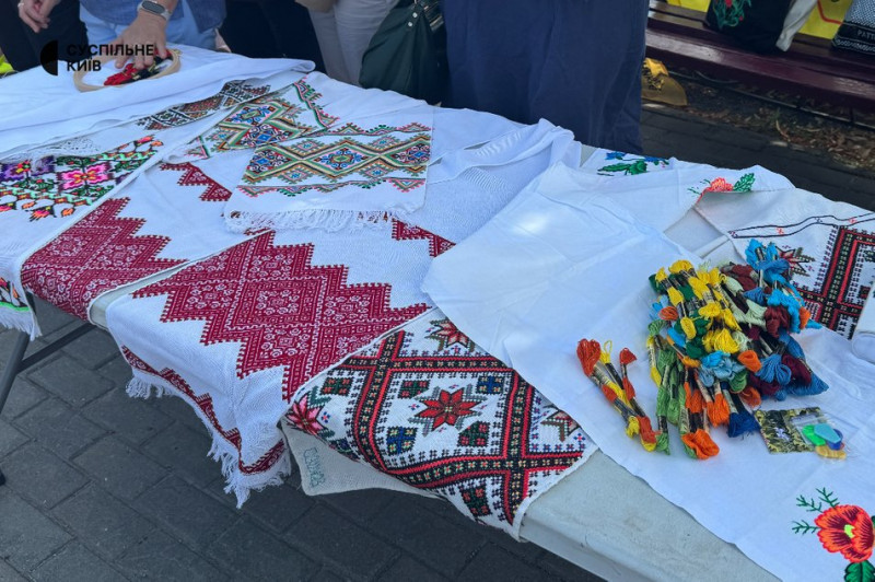 Підтримка полонених та зниклих безвісти: у Києві вишивають "Рушник надії"