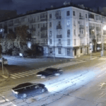 В Киеве работник прокуратуры врезался в пешехода на тротуаре и быстро скрылся с места событий (видео)