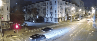 В Киеве работник прокуратуры врезался в пешехода на тротуаре и быстро скрылся с места событий (видео)