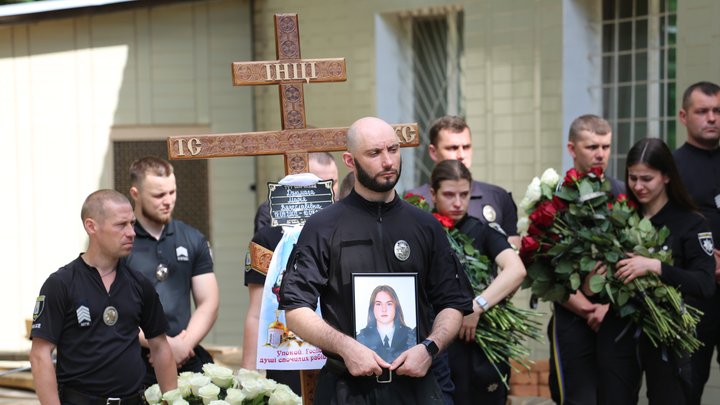 У Києві попрощалися із загиблою під час обстрілу поліцейською метрополітену