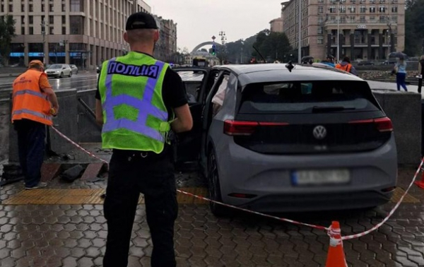В Киеве электромобиль влетел в подземный переход на Майдане
