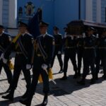 Скерував пошкоджений літак подалі від людей: у Києві попрощалися із загиблим пілотом F-16