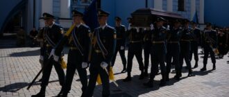 Скерував пошкоджений літак подалі від людей: у Києві попрощалися із загиблим пілотом F-16