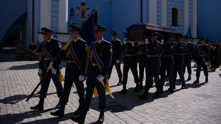 Скерував пошкоджений літак подалі від людей: у Києві попрощалися із загиблим пілотом F-16