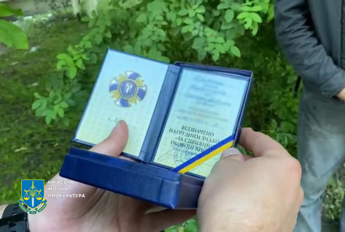 Украл вещи спасателя ГСЧС, пока тот ликвидировал последствия атаки РФ. Фото: Киевская городская прокуратура