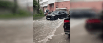 Авто "плывут", как по рекам: в Киеве сильный ливень парализовал движение транспорта (фото, видео)
