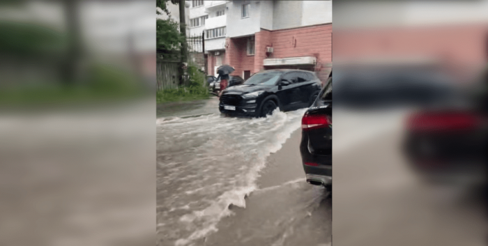 Непогода в Киеве превратила улицы в реки