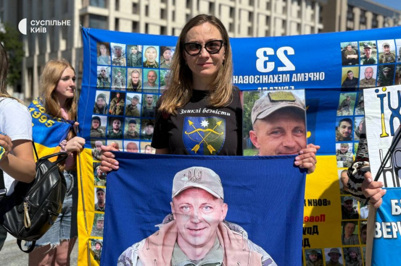 "Повертайся, сину, я без тебе не можу": у Києві відбулася мирна акція "Я без тебе, як жовтий без синього"