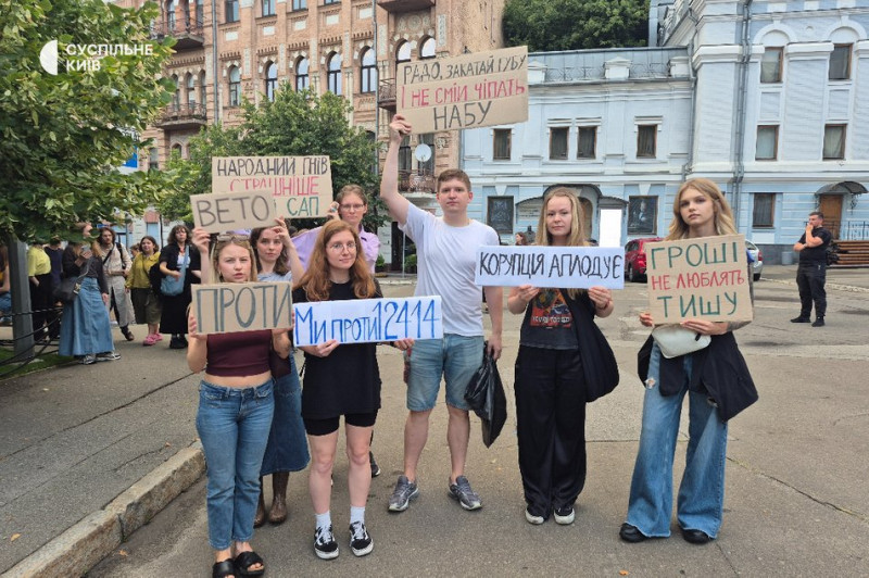 "Корупція аплодує": у Києві сотні людей зібралися на пікет через обмеження повноважень НАБУ І САП