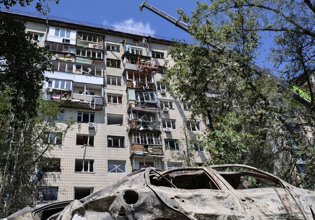 Багатоповерхівка в Солом'янському районі Києва після російського удару 17 червня 2025 року. Фото: Суспільне Новини