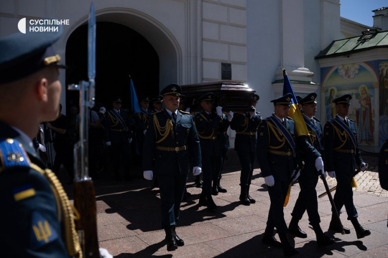 Скерував пошкоджений літак подалі від людей: у Києві попрощалися із загиблим пілотом F-16