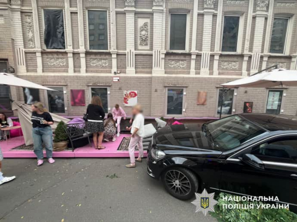 У Києві авто вилетіло на літню терасу кав’ярні: постраждала 28-річна жінка