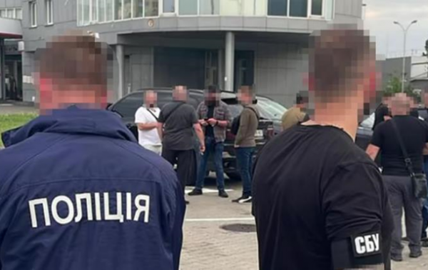 В Киеве правоохранители проверяют офисы, автомобили и документы граждан