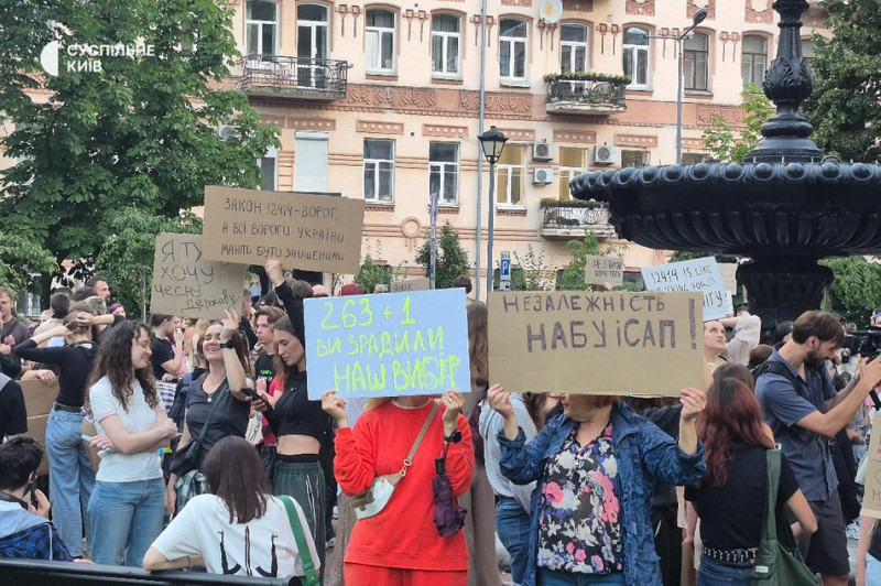 "Корупція аплодує": у Києві сотні людей зібралися на пікет через обмеження повноважень НАБУ І САП