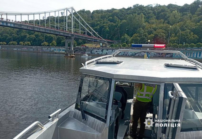 Лодка полиции на Днепре Лодка полиции на Днепре во время поисков погибшего из-за обрыва троса соплайна