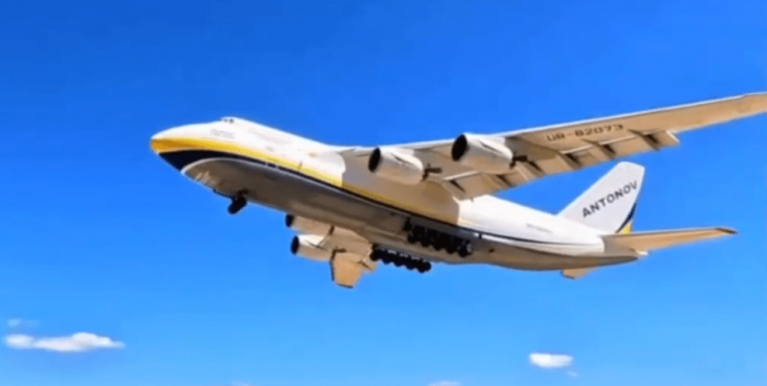 Взлет модернизированного самолета Ан-124-100 Руслан в Киеве