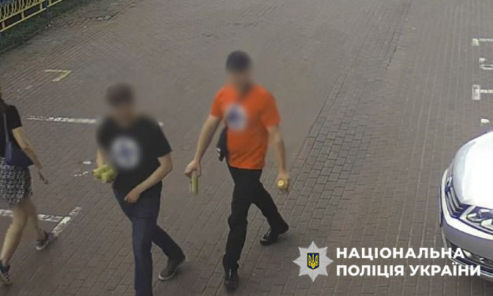 Иностранцы в футболках со свастикой Иностранцы в футболках со свастикой разгуливают по Киеву