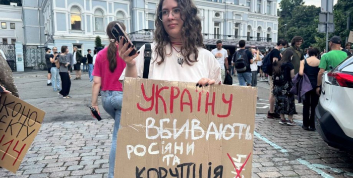 После голосования по НАБУ люди начали собираться на митинги против попытки власти ликвидировать антикоррупционные органы