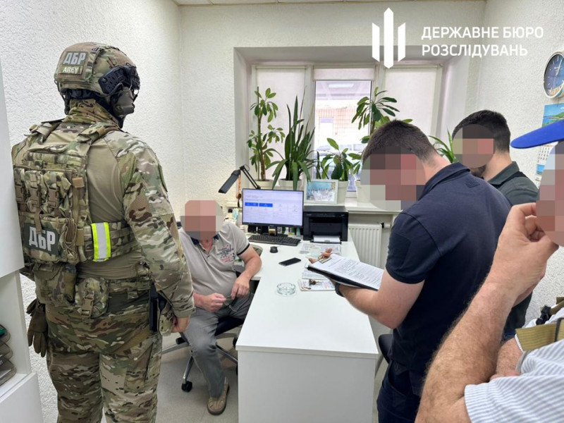 У Києві група лікарів допомагала військовозобов'язаним незаконно виїхати за кордон — ДБР