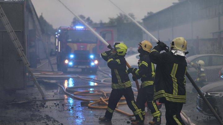 "Вогонь підійшов впритул до будинків, деякі пошкодив": які масштаби займання підприємства на Київщині після атаки РФ