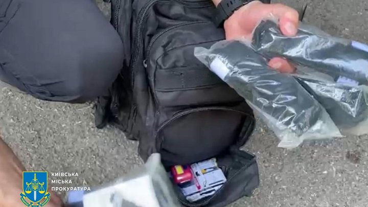 У Києві чоловік обікрав пожежника, коли той усував наслідки російської атаки — прокуратура