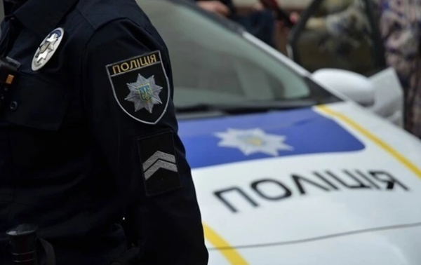 В Киеве мужчина демонстрировал флаг с нацистской символикой