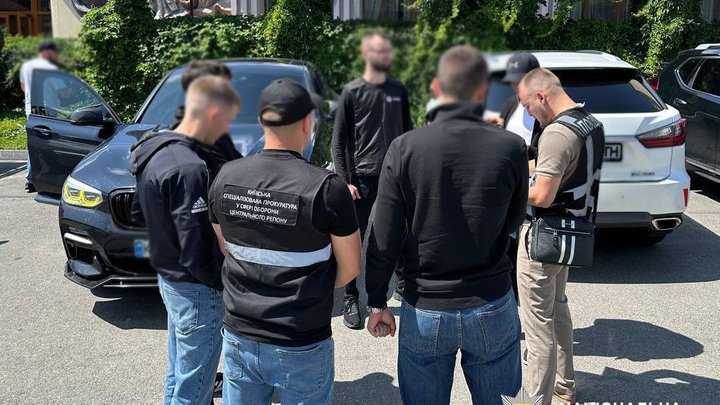 У Києві затримали чоловіка, який обіцяв зняти з розшуку військовозобов'язаного за $20 тисяч — поліція